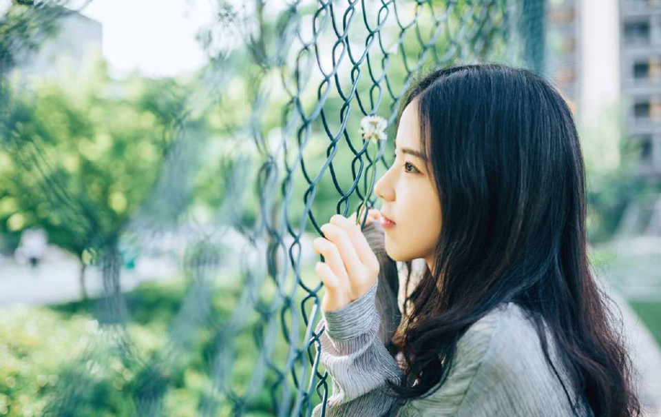 面对人生，与其防守，不如进攻，等待着别人为我们提供意义及价值上的安全感，不如自己去追寻———拿人生去冒险更为合理，就像与其我们等待一个爱人找我们，不如我们主动去找他们。被追求的苦恼在于，追求我们的人，多半不是我们所愿意的，我们可以去追求我们认为理想的人。坐等一切来临更像植物。——韩寒《所有人问所有人》